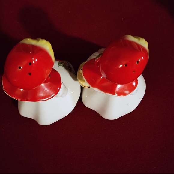 Vintage Hull Little Red Riding Hood large set of salt and pepper shakers. - Picture 5 of 5